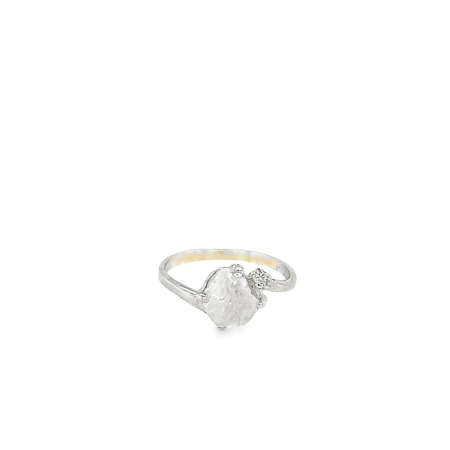 White 14 Karat Children's Ring Estate Jewelry Size 2.5 one Fresh Water Pearl
one 0.01ct Round Diamond Gram Weight: 1.07