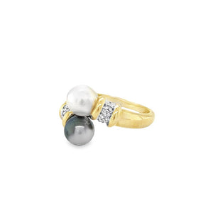 Yellow 10 Karat Bypass Ring Estate Jewelry Size 6.25 one 6.50x6.50mm Round White Pearl
one 6.50x6.50mm Round Grey Pearl
6=0.03tw Round Diamonds Gram Weight: 3.8